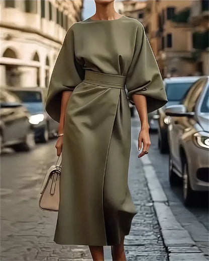 Elegante vestido midi con mangas de campana y cinturón