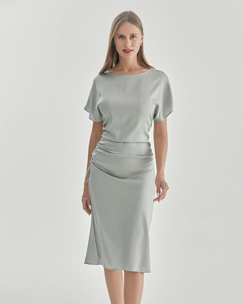 Elegante vestido con mangas cortas y falda plisada para un estilo sofisticado