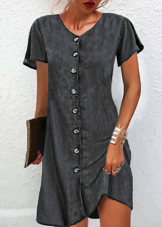 Vestido vaquero azul sencillo con mangas cortas y escote en V