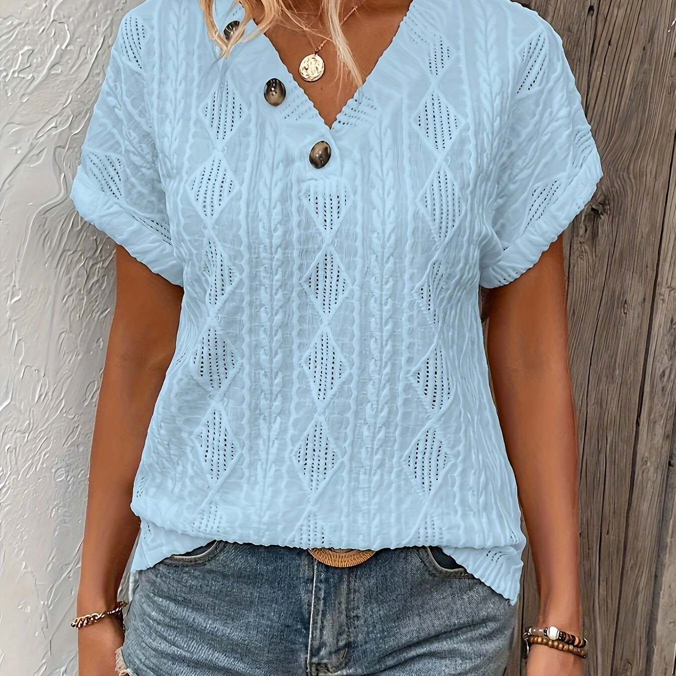 Camiseta - Cuello en V con decoración de botones y diseño casual texturizado