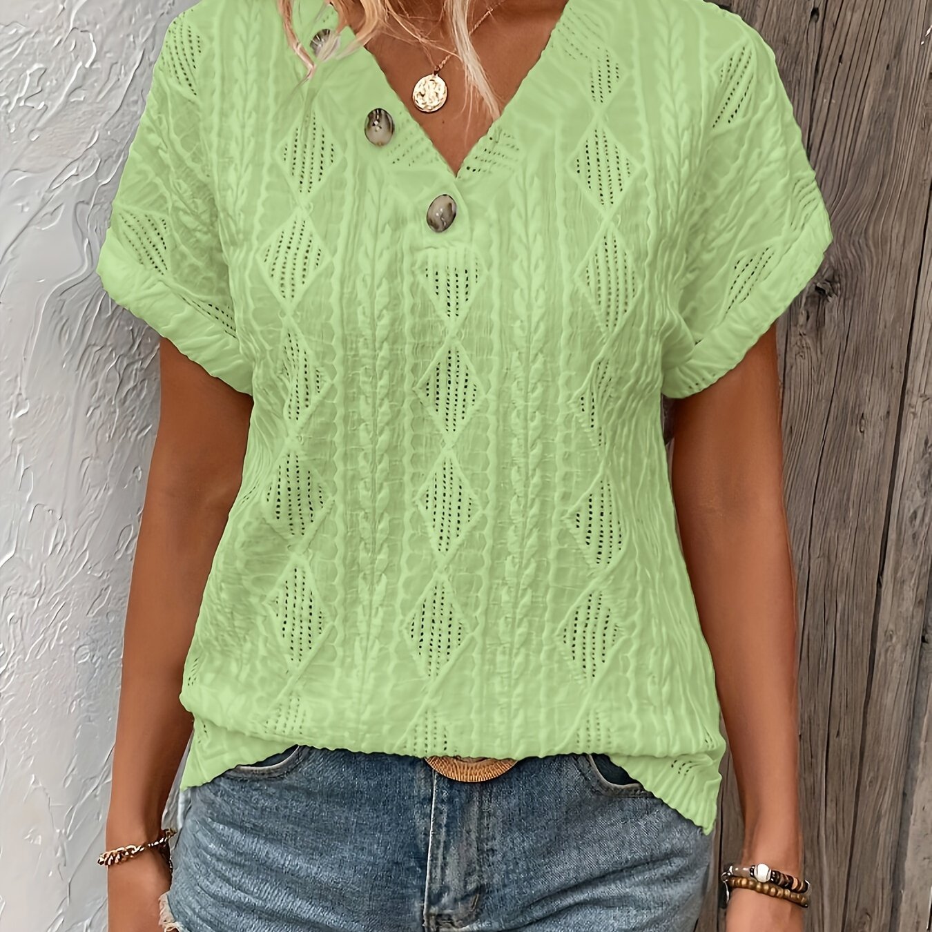Camiseta - Cuello en V con decoración de botones y diseño casual texturizado