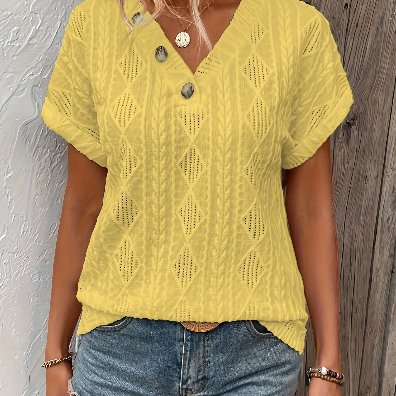 Camiseta - Cuello en V con decoración de botones y diseño casual texturizado