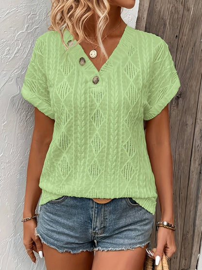 Camiseta con decoración de botones y cuello en V - Tejido texturizado y mangas cortas