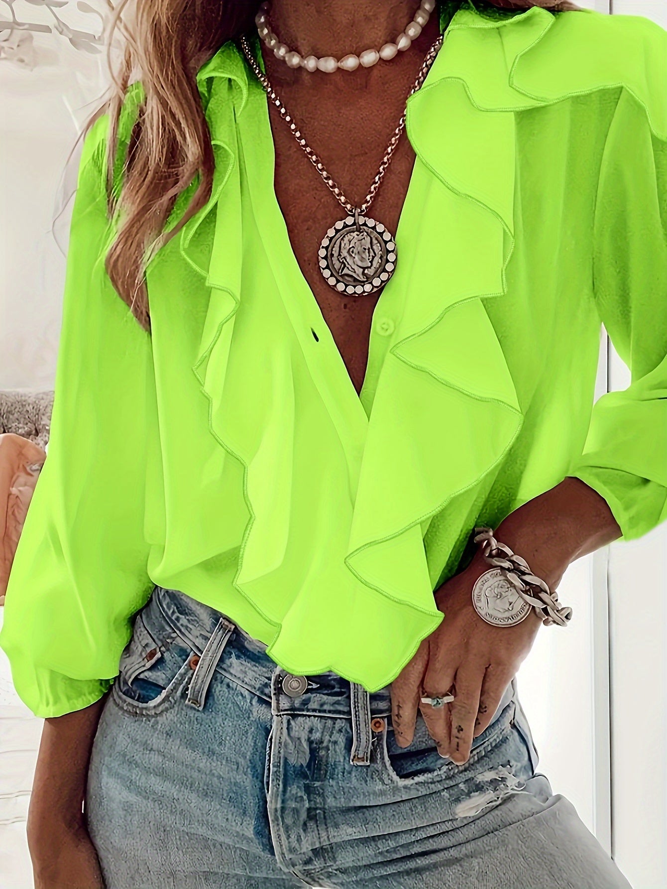Blusa con cuello en V - Diseño de volantes y mangas largas
