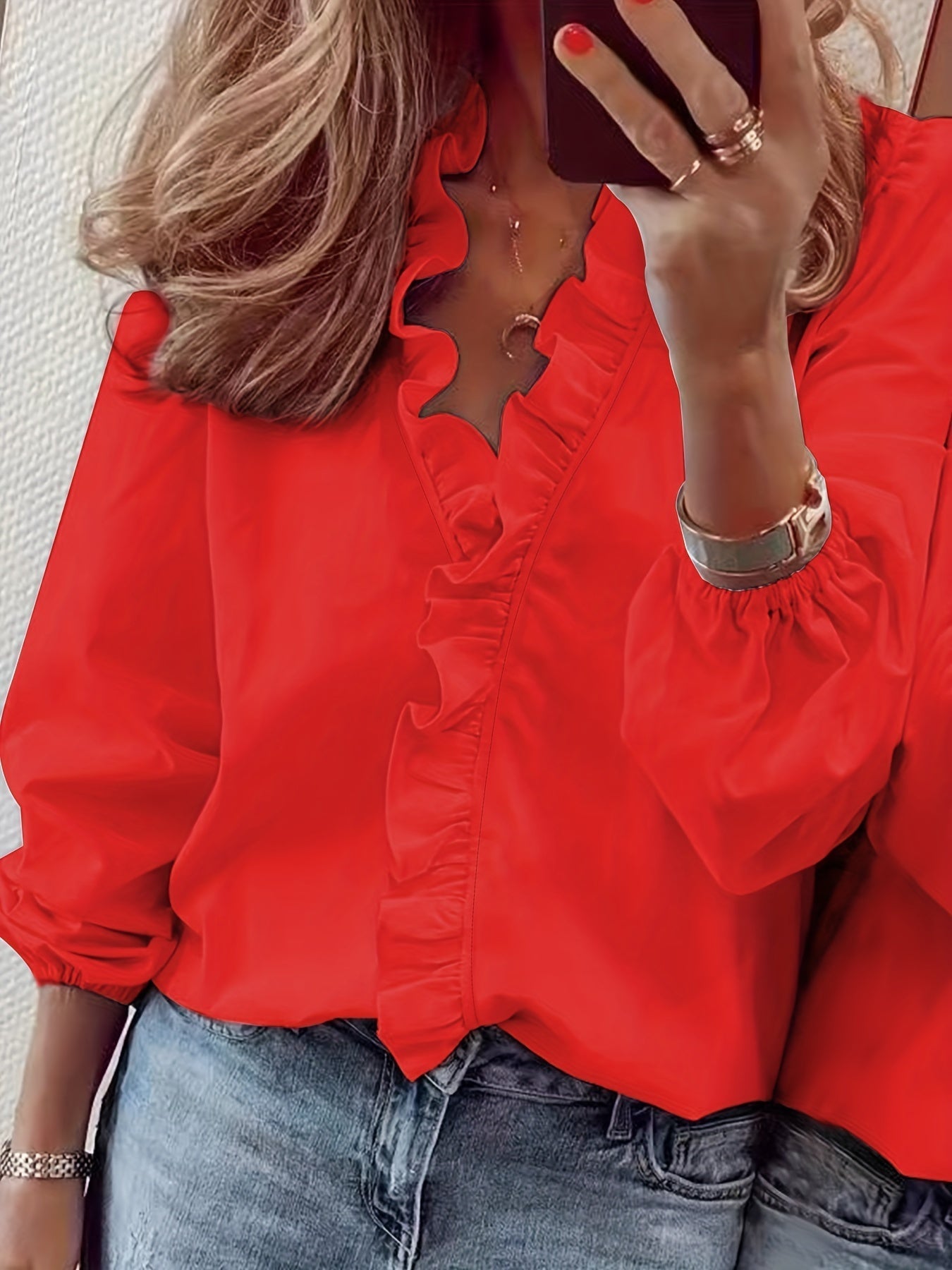 Blusa con cuello en V - ribete ondulado y tejido ligero transpirable