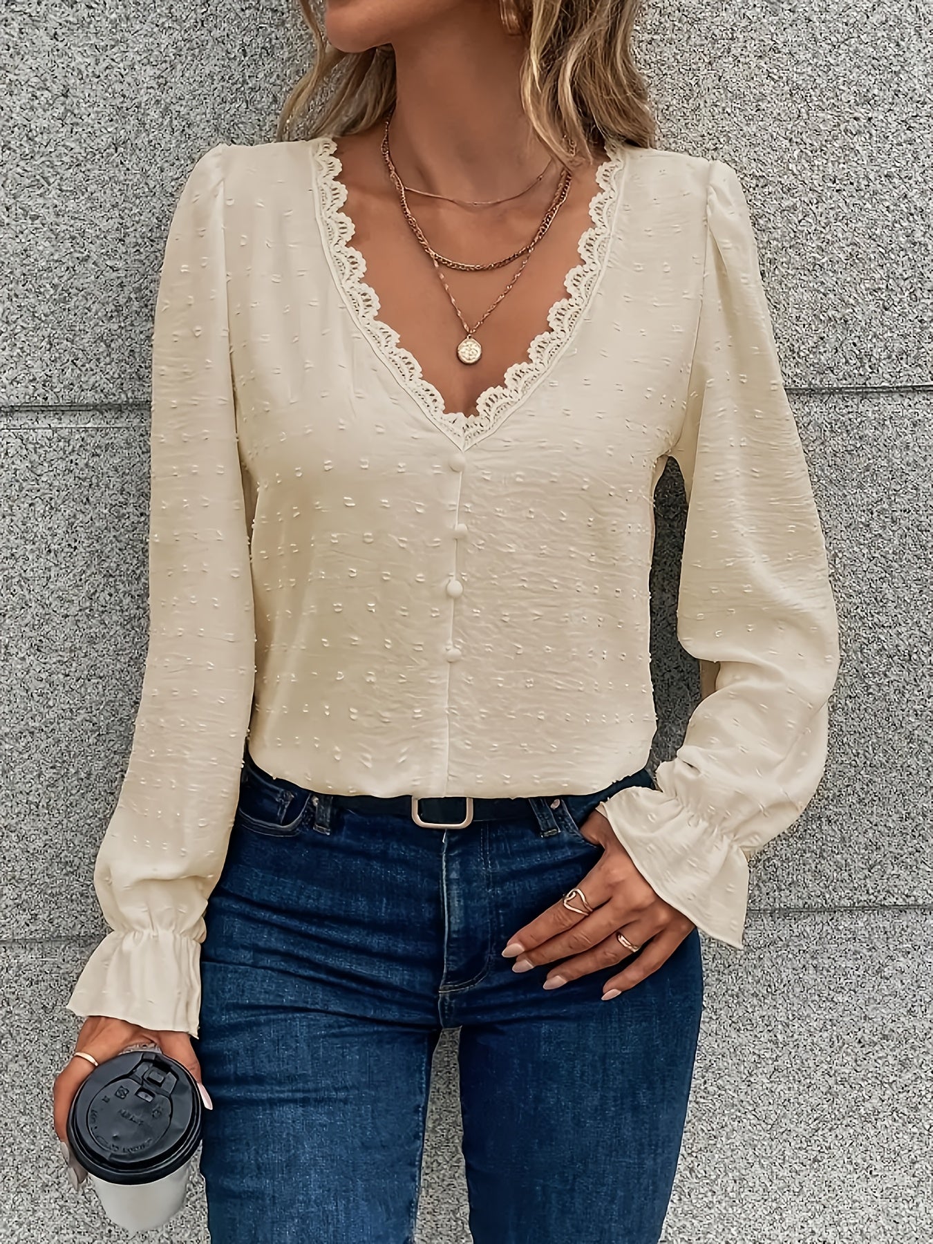 Blusa de manga larga con cuello en V - Cuello de encaje y tejido ligero