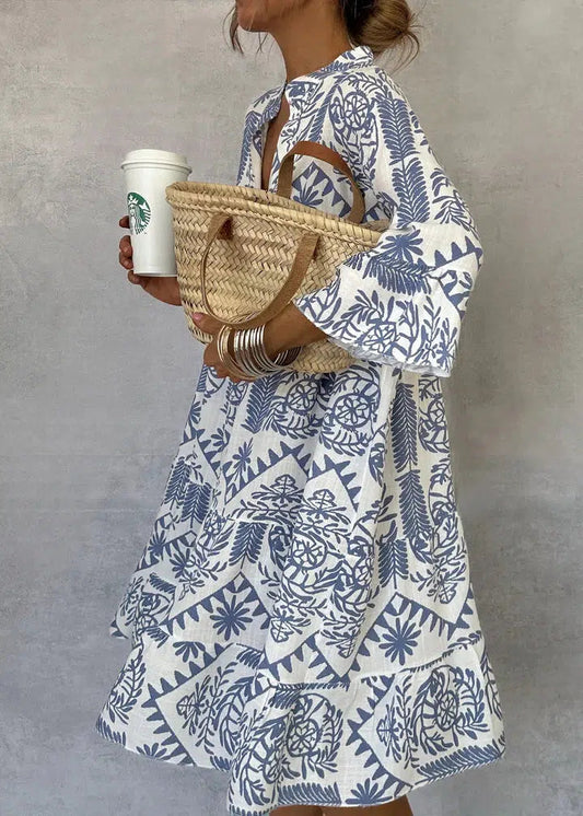 Vestido corto de estilo bohemio con escote en V y mangas tres cuartos