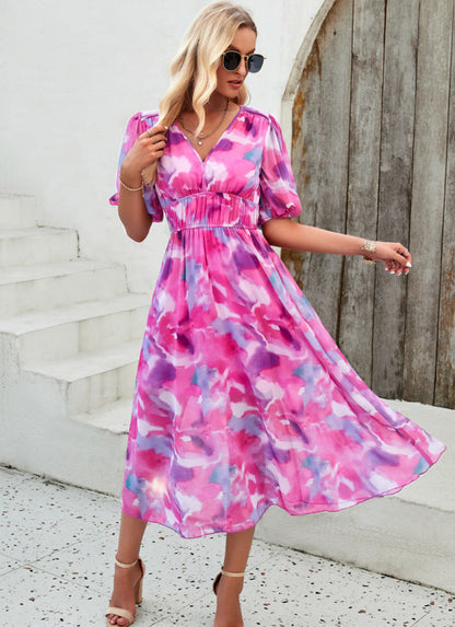 Elegante vestido largo con escote en V y sutil estampado