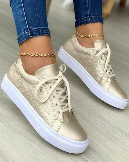 Zapatillas chic con detalles dorados