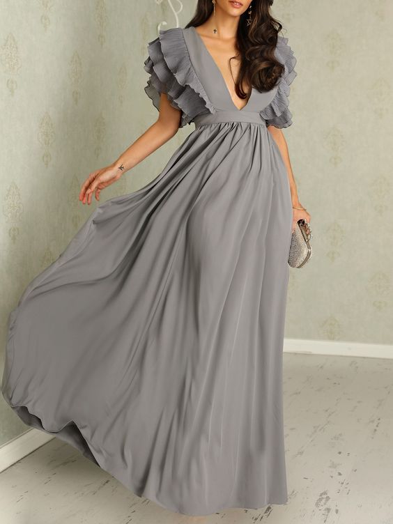 Elegante vestido largo con profundo escote y mangas cortas con volantes