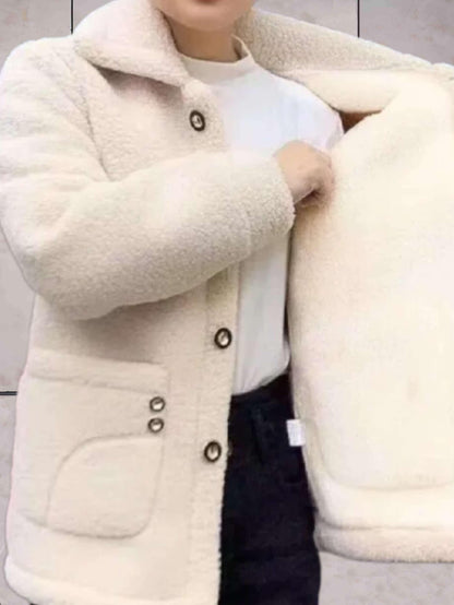 Chaqueta polar de mujer con cuello de polo y cierre de botones