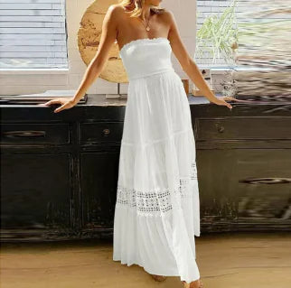 Vestido largo sin tirantes con estilo veraniego y detalles románticos