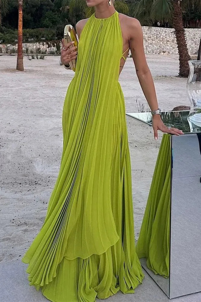 Vestido largo con espalda abierta y tirantes en un diseño moderno