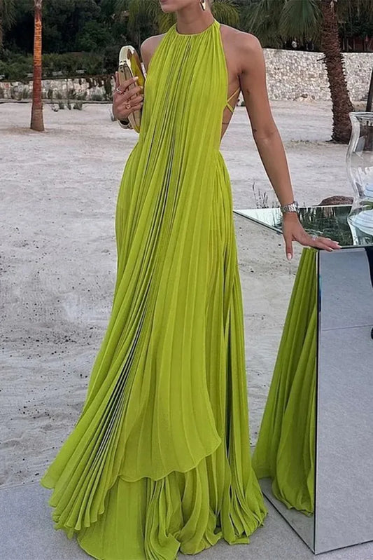 Vestido largo con espalda abierta y tirantes en un diseño moderno