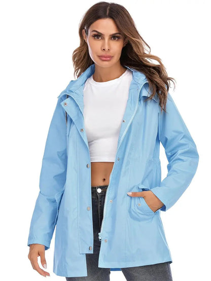 Elegante chubasquero en azul, largo medio con cremallera y capucha para mujer | Ideal para otoño/invierno