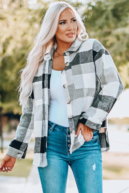 Chaqueta de cuadros caqui con bloques de color para un estilo invernal sin esfuerzo