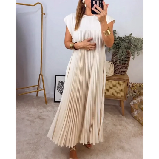 Vestido largo plisado con mangas cortas y estilismo elegante