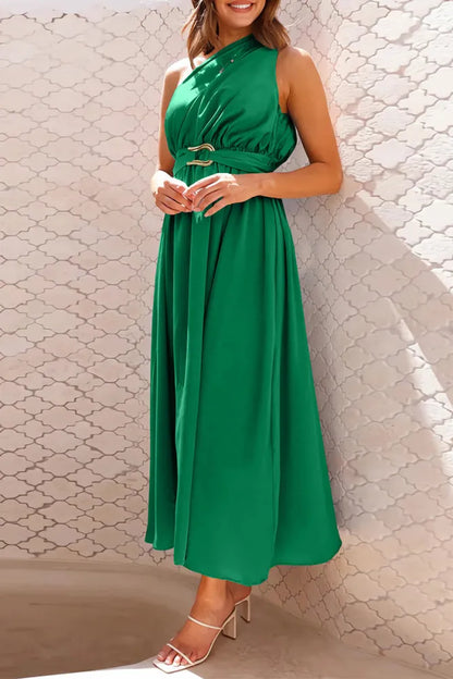 Elegantes vestidos de noche con escote inclinado y adornos de accesorios metálicos sólidos
