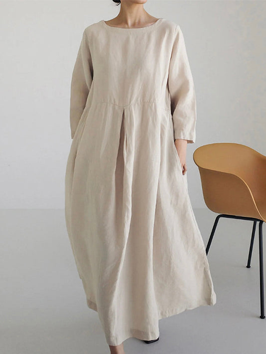 Elegante vestido largo de estilo minimalista con un diseño ligero y cómodo