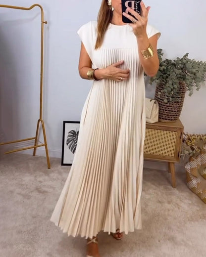 Vestido midi casual con diseño plisado, ideal para looks modernos y relajados.