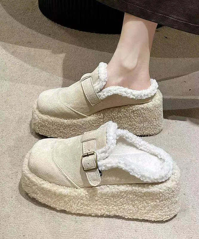 Suaves zapatillas beige con forro y tacón de cuña