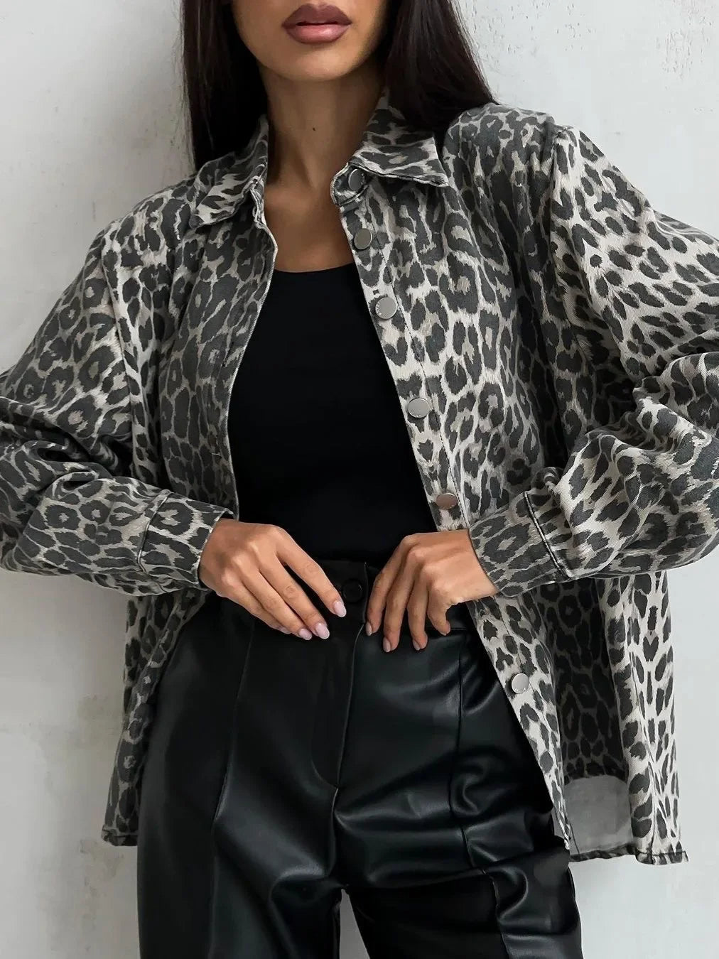 Chaqueta vaquera con estampado de leopardo para mujer