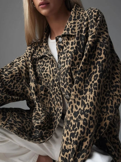 Chaqueta vaquera con estampado de leopardo para mujer