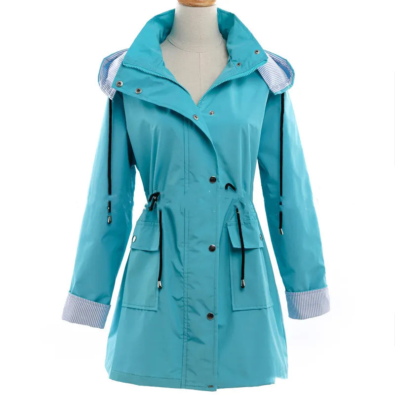 Abrigo impermeable con capucha y botones