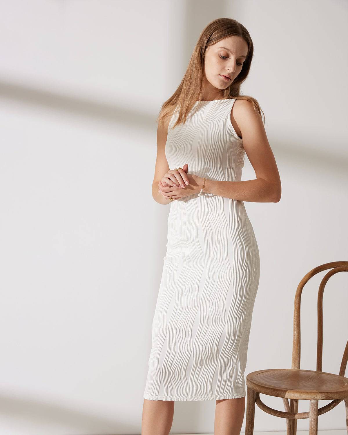 Elegante vestido midi con tirantes estrechos en un estilo moderno
