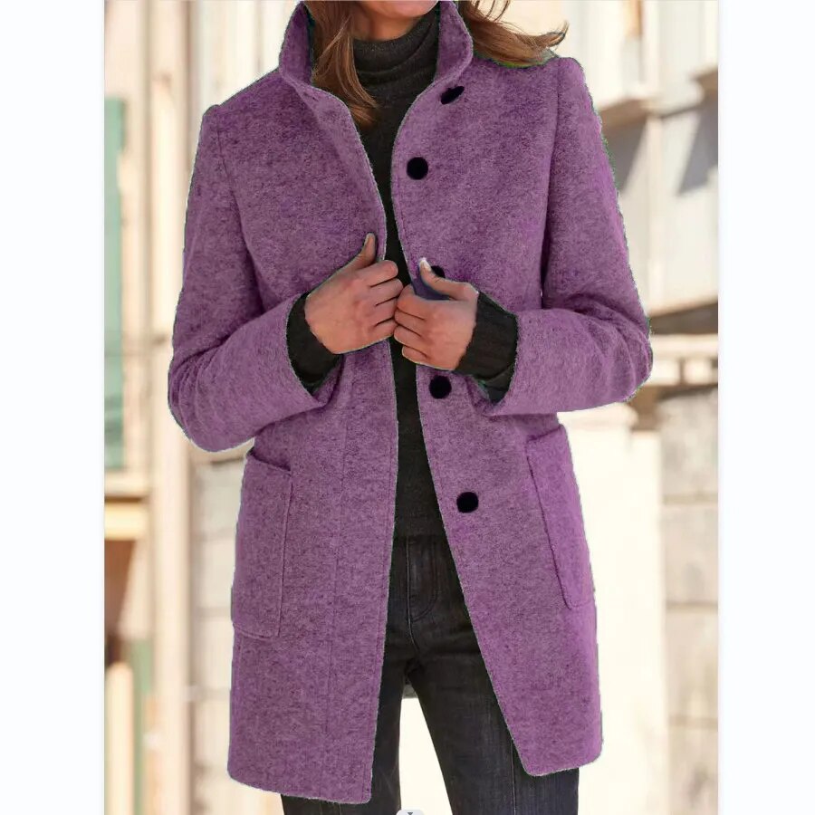 Abrigo de lana gris con cuello alto y bolsillos