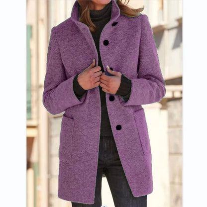 Abrigo de lana gris con cuello alto y bolsillos