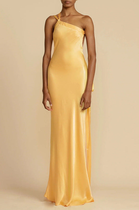 Vestido largo entallado con banda asimétrica sencilla y espalda abierta