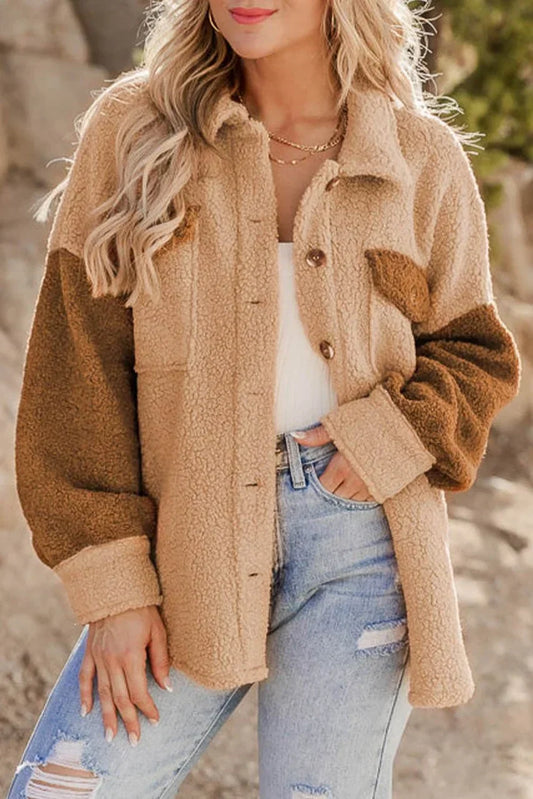 Chaqueta Sherpa Camel Colorblock con Bolsillos | Elegante y Cálida