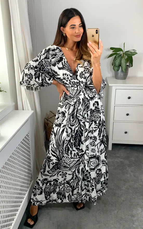 Vestido largo con escote en V y estampado floral en azul y blanco