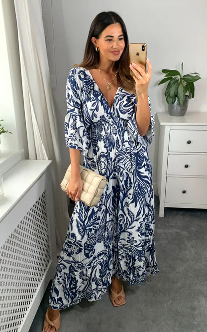 Vestido largo con escote en V y estampado floral en azul y blanco