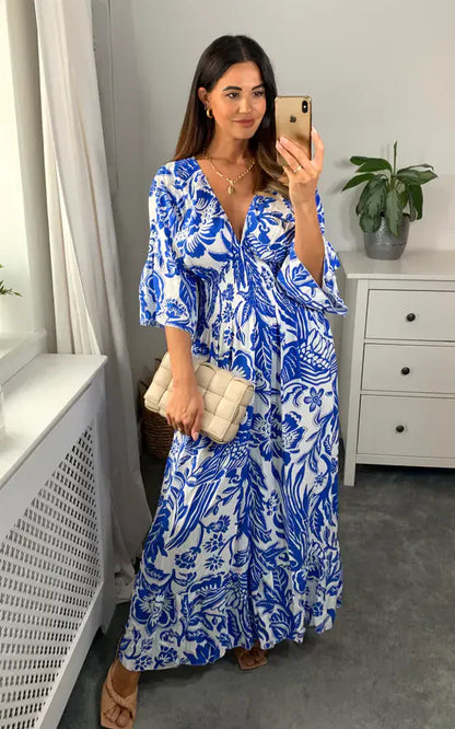 Vestido largo con escote en V y estampado floral en azul y blanco