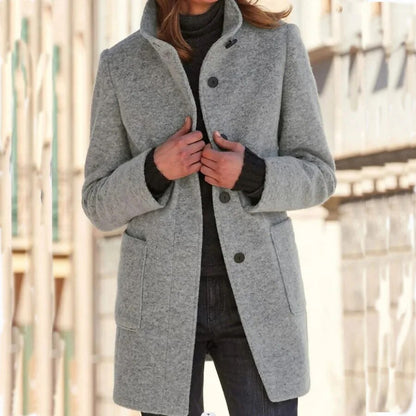 Abrigo de lana gris con cuello alto y bolsillos
