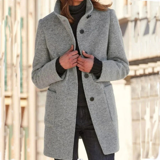 Abrigo de lana gris con cuello alto y bolsillos