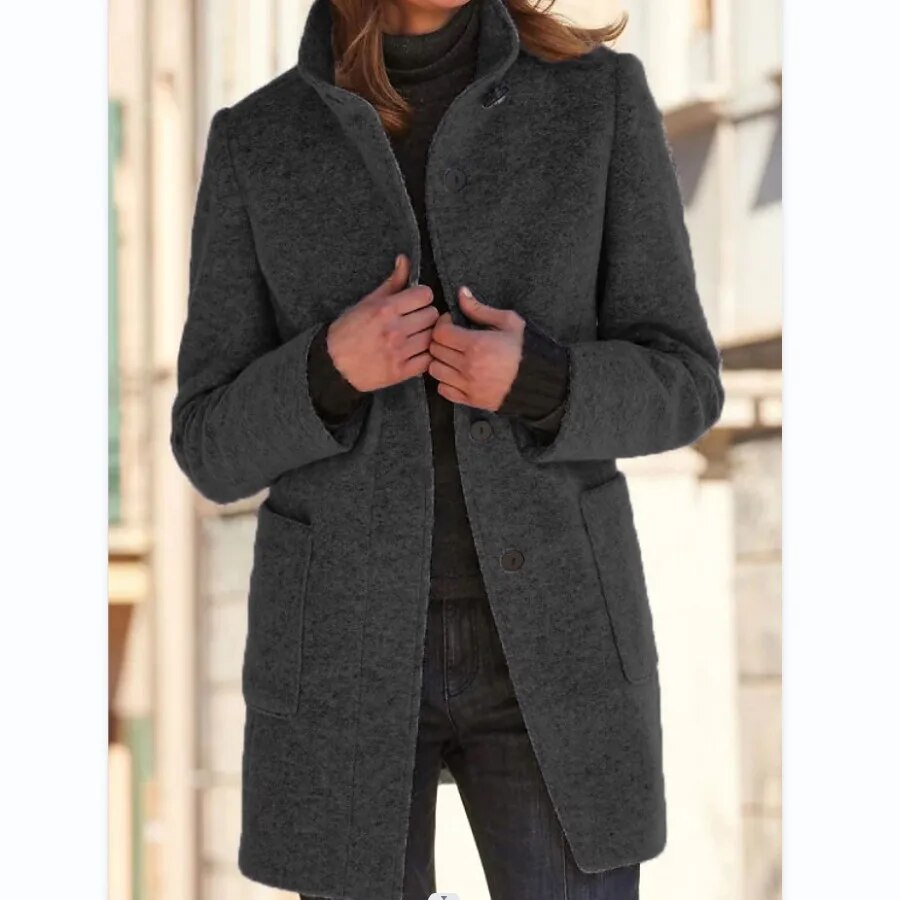 Abrigo de lana gris con cuello alto y bolsillos