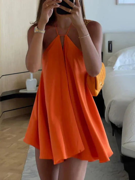 Mini vestido con escote halter y tirantes y vista trasera