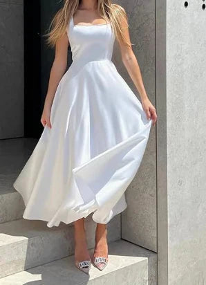 Vestido de noche midi con tirantes y falda amplia y elegante
