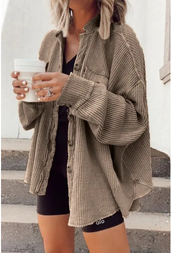 Chaqueta de moda con botones: una combinación de comodidad y estilo moderno