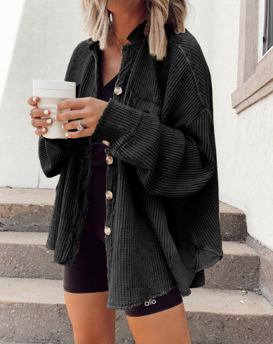 Chaqueta de moda con botones: una combinación de comodidad y estilo moderno
