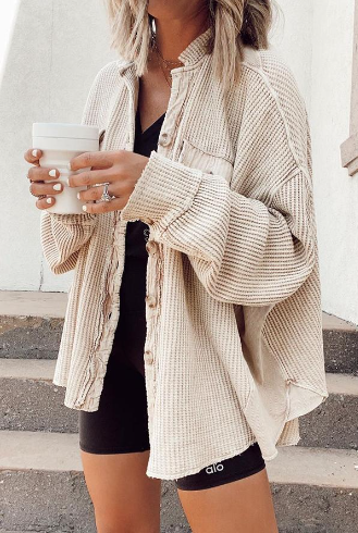 Chaqueta de moda con botones: una combinación de comodidad y estilo moderno