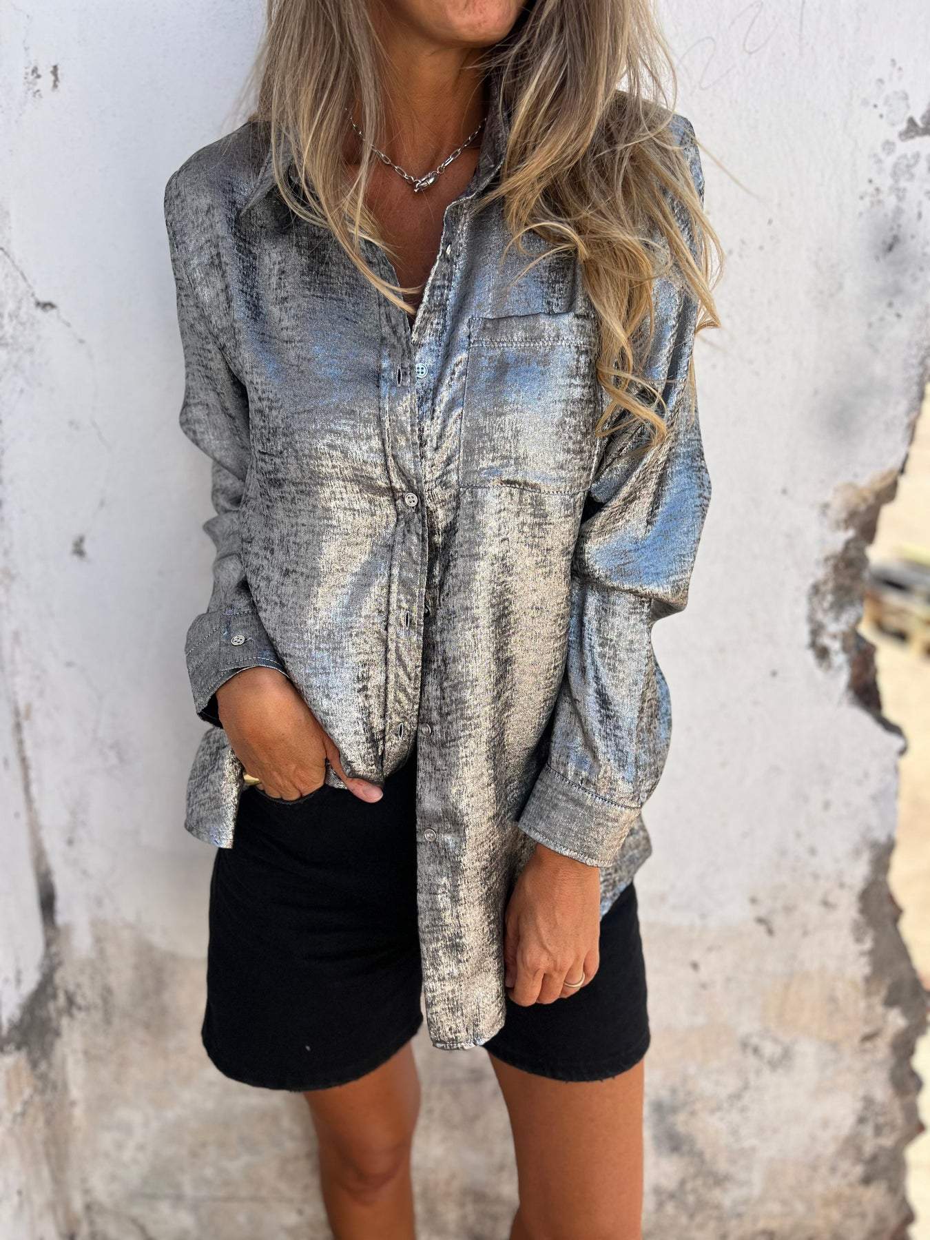Blusa metálica de mujer con cuello