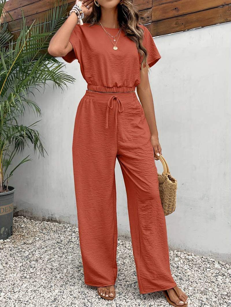 Moderno conjunto de mujer con crop top y pantalón ancho