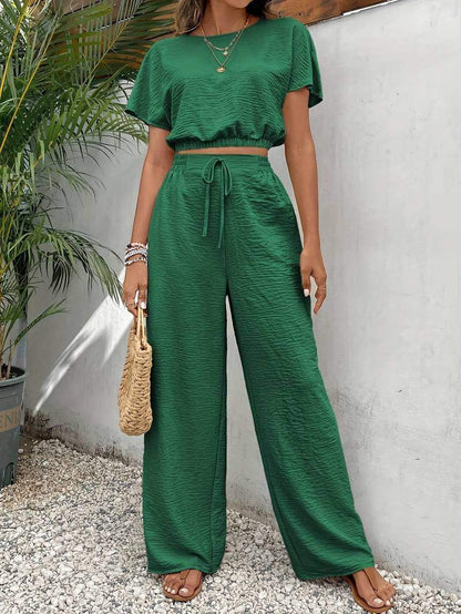 Moderno conjunto de mujer con crop top y pantalón ancho