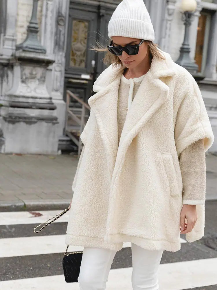 Chaqueta de peluche blanca de manga corta para mujer