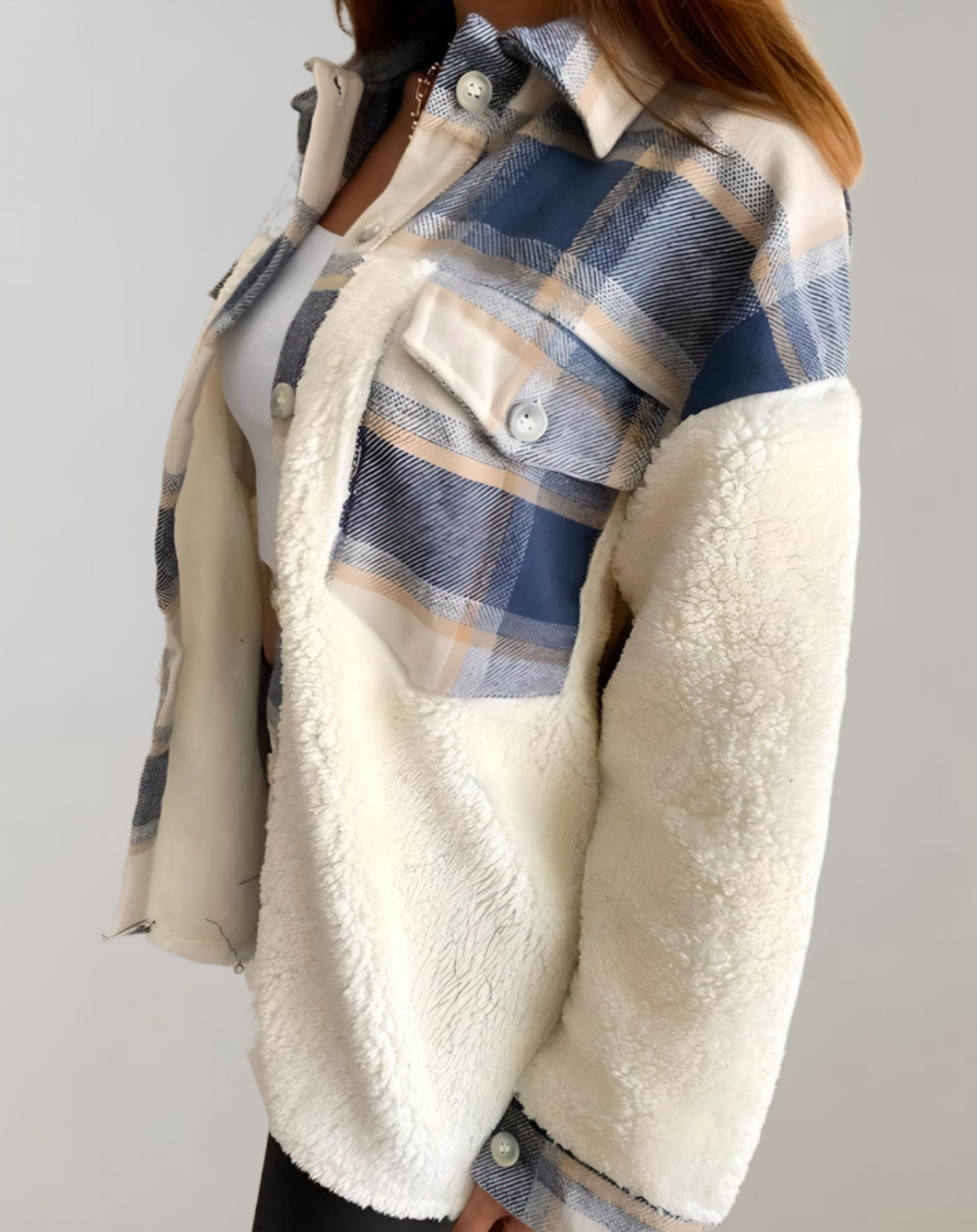 Chaqueta de mujer a cuadros con bolsillos en el pecho y botón