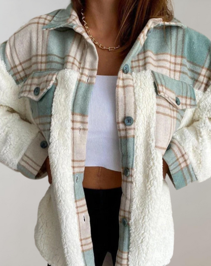 Chaqueta de mujer a cuadros con bolsillos en el pecho y botón